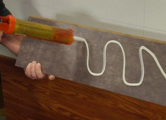 Важно тщательно приклеить всю поверхность доски к стене.