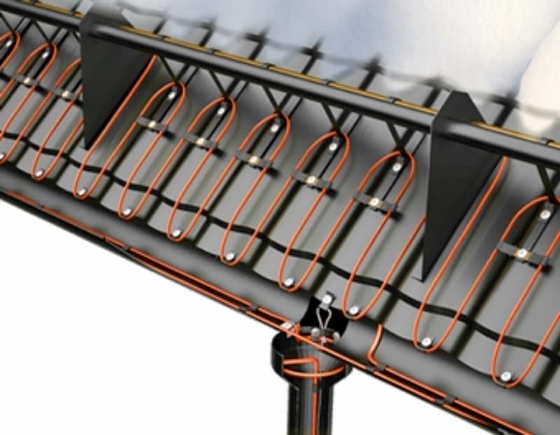 Кабель проложен между снегозадержателем и краем кровли