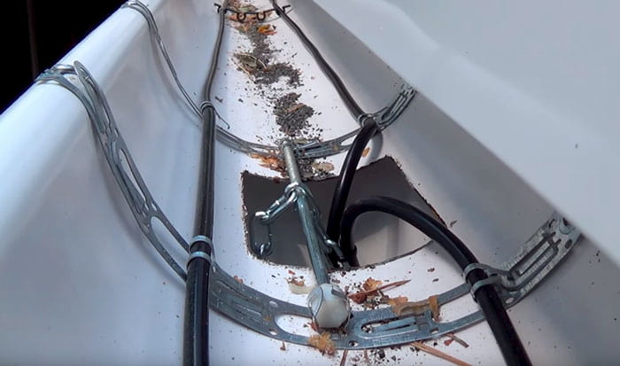 Пример использования цепи для поддержания кабеля и фиксации ее на шпильке, установленной поперек отверстия.