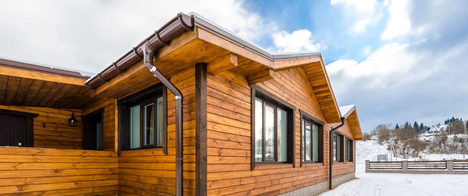 Деревянный фасад, как на фото, отлично подходит для коттеджей, особенно на эко-базах.