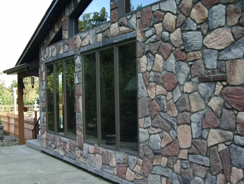 На фото видно, что отделка камнем выглядит утонченно на любой постройке.