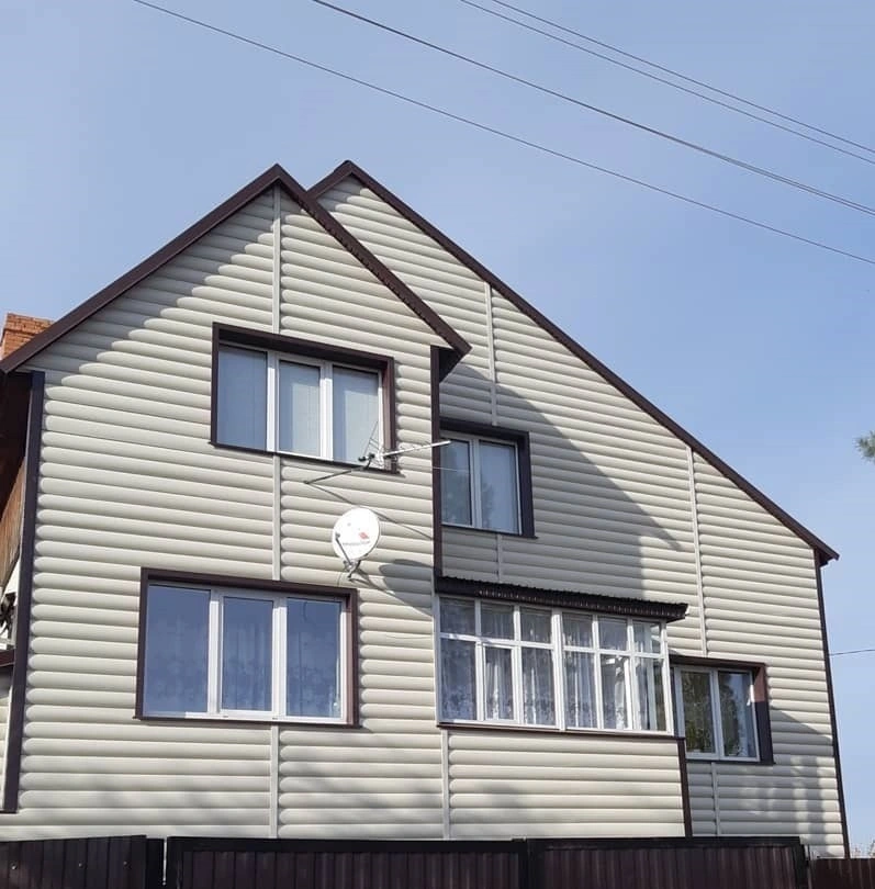 Отделка дома сайдингом под бревно (факура дерева) — виды сайдинга и ...