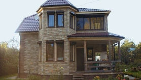 Сочетание сайдинга с крышей и водостоками